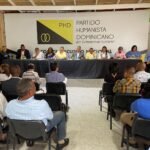 (foto) El presidente del PHD, Ramón Emilio Goris (centro), encabeza una reunión en la sede de la entidad política.