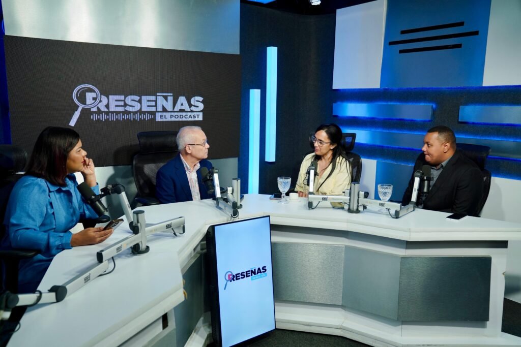 2. Los periodistas Rafael Núñez y Adelaida Martínez entrevistan a los técnicos del Intrant