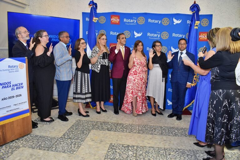 DSC_0064 Rita Soriano junto a la Gobernadora Olga Acosta toma el juramento a la nueva directiva de Rotary Santo Domingo Bella Vista.