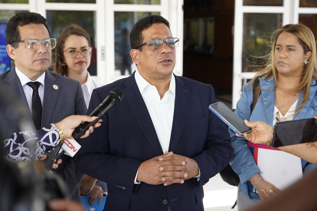 El Director General de Contrataciones Públicas, Carlos Pimentel, ofrece declaraciones al salir de la Procuraduría General