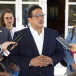 El Director General de Contrataciones Públicas, Carlos Pimentel, ofrece declaraciones al salir de la Procuraduría General