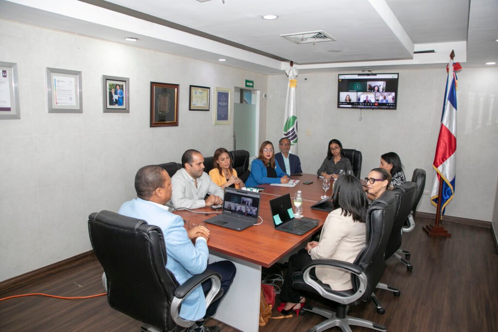El director ejecutivo de Pro Consumidor, Eddy Alcántara, y el director de Digemaps, Leandro Villanueva, en la reunión que sostuvieron con ejecutivos de la empresa Colgate-Palmolive.