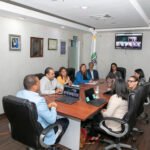 El director ejecutivo de Pro Consumidor, Eddy Alcántara, y el director de Digemaps, Leandro Villanueva, en la reunión que sostuvieron con ejecutivos de la empresa Colgate-Palmolive.