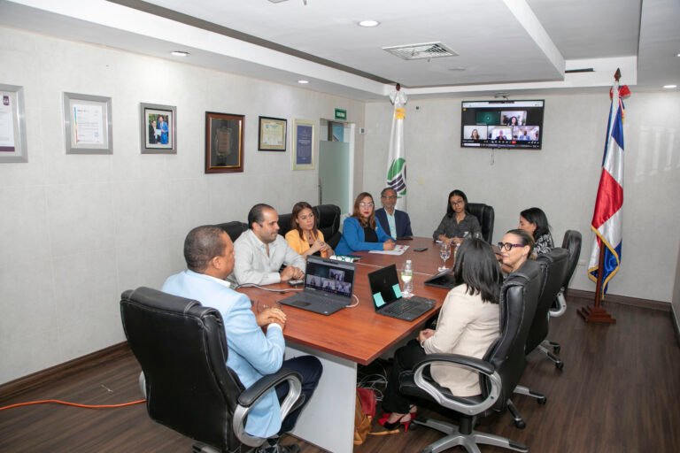 El director ejecutivo de Pro Consumidor, Eddy Alcántara, y el director de Digemaps, Leandro Villanueva, en la reunión que sostuvieron con ejecutivos de la empresa Colgate-Palmolive.