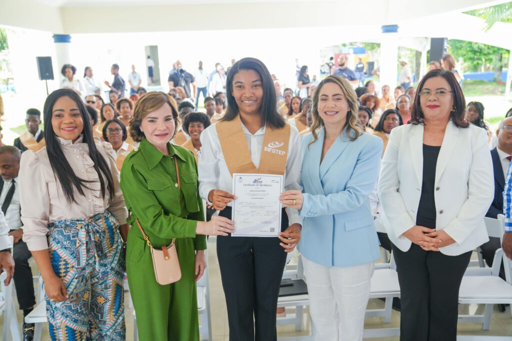 Entregan certificado a Andreina de Leon graduacion INFOTEP, Desarrollo Social Supérate y Fundación Rica