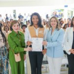 Entregan certificado a Andreina de Leon graduacion INFOTEP, Desarrollo Social Supérate y Fundación Rica