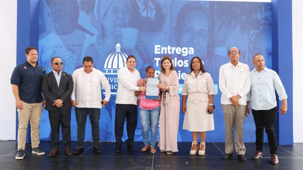 Gobierno entrega títulos tras casi dos décadas de espera en Bonao e inicia construcción de sede municipal en Santiago Oeste