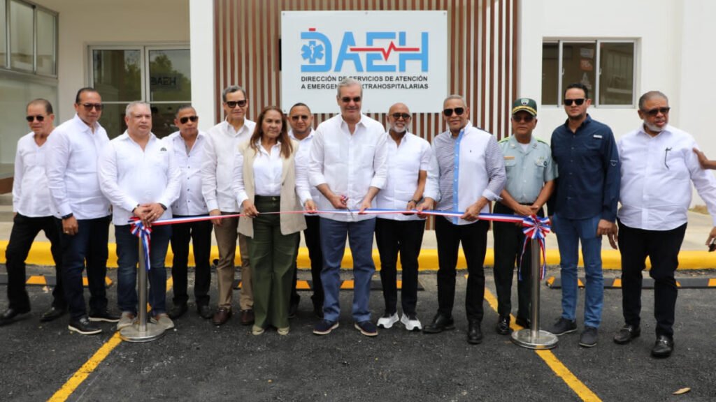 Presidente Abinader inaugura varias obras en la provincia Duarte y sostiene diálogo con la juventud