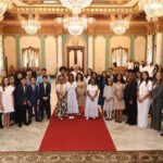 Presidente Abinader recibe y conversa con estudiantes destacados, hijos de dominicanos residentes en el exterior