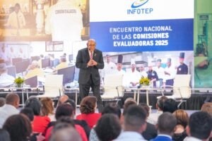 Rafael Santos Badía, director general del INFOTEP durante su ponencia sobre La democratización del conocimiento científico-tecnológico