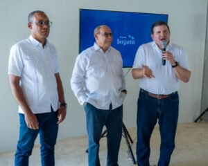 Alcalde de Villa Montellano, Héctor Almonte, el director general del INFOTEP Rafael Santos Badía y director ejecutivo del Fideicomiso Punta Bergantín, Andrés Marranzini 4