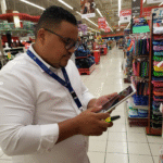 Foto#2 Un inspector de Pro Consumidor observa ofertas de útiles escolares en un establecimiento de la capital.