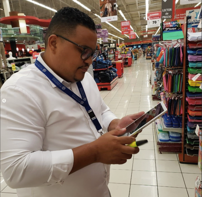 Foto#2 Un inspector de Pro Consumidor observa ofertas de útiles escolares en un establecimiento de la capital.
