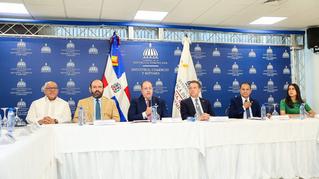 Ministros Magín Díaz y Víctor -Ito- Bisonó sostuvieron encuentro con representantes del sector Mipymes-