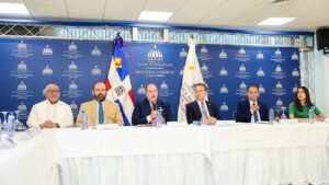 Ministros Magín Díaz y Víctor -Ito- Bisonó sostuvieron encuentro con representantes del sector Mipymes-