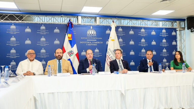 Ministros Magín Díaz y Víctor -Ito- Bisonó sostuvieron encuentro con representantes del sector Mipymes-