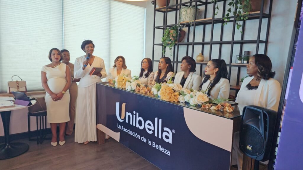 Andry Quezada, miembro fundadora Unibella se dirige a los presentes.