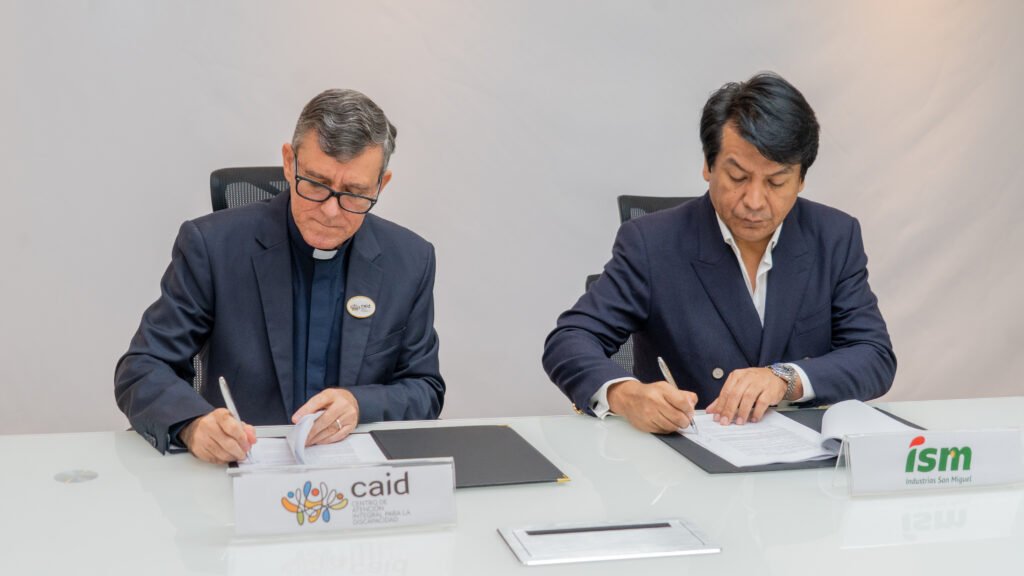 P. Jorge William Hernández Díaz, SJ., presidente del Consejo Directivo del CAID, y Arturo Marroquín Alcázar, gerente general de ISM firman acuerdo.