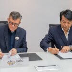 P. Jorge William Hernández Díaz, SJ., presidente del Consejo Directivo del CAID, y Arturo Marroquín Alcázar, gerente general de ISM firman acuerdo.