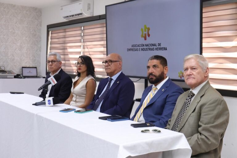 Principales directivos de ANEIH en al rueda de prensa