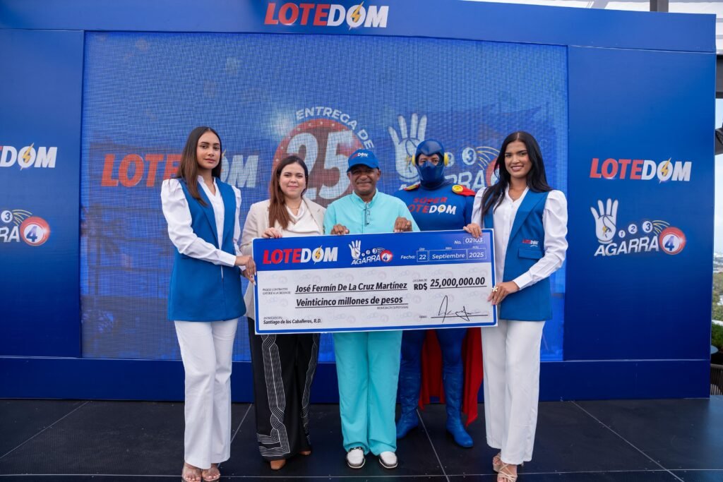 Yamer Ruiz entrega el cheque simbòlico