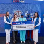 Yamer Ruiz entrega el cheque simbòlico