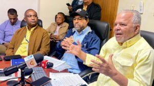 Olmedo Caba, director ejecutivo del INDRHI y Rafael Salazar, administrador de Egehid, durante la reunion del COPRE