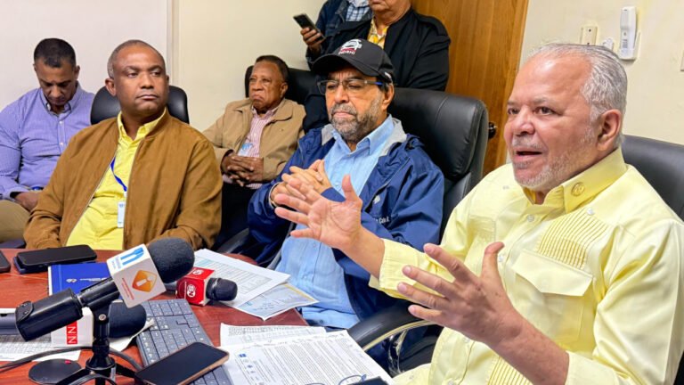 Olmedo Caba, director ejecutivo del INDRHI y Rafael Salazar, administrador de Egehid, durante la reunion del COPRE