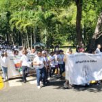 Participantes en la caminata Un Paso por la Salud Mental que cerró la Semana por la Salud Mental 2025