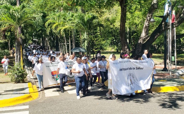 Participantes en la caminata Un Paso por la Salud Mental que cerró la Semana por la Salud Mental 2025