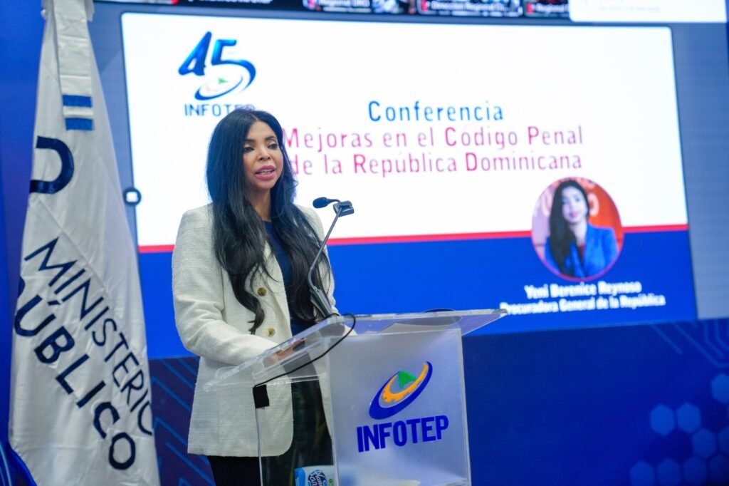 Procuradora General de la República, Yeni Berenice Reynoso durante la conferencia en INFOTEP