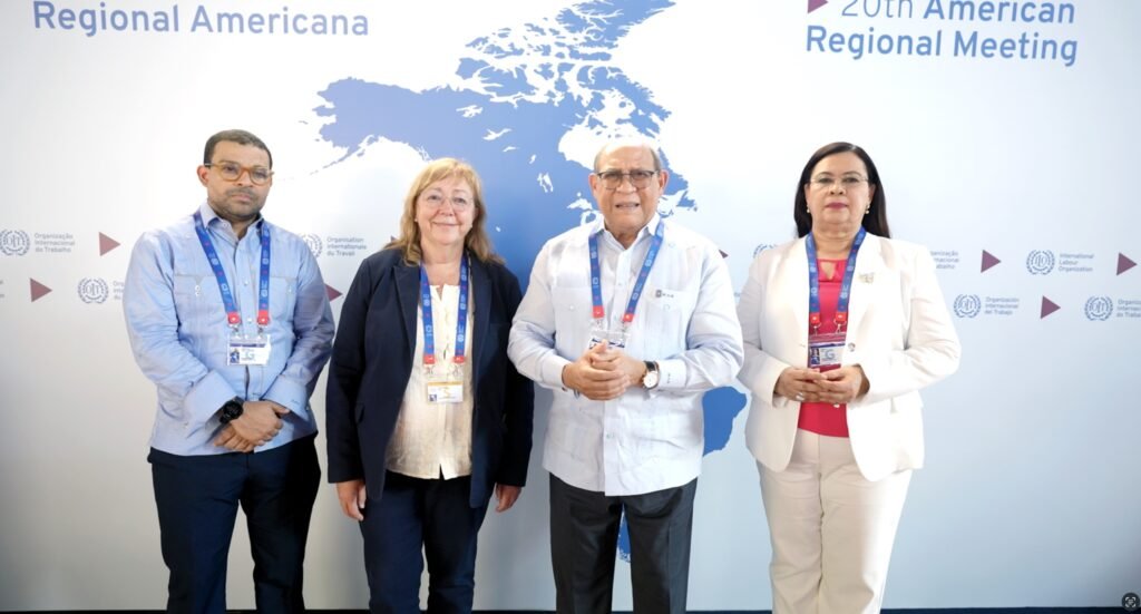 Rafael Santos Badía, director general de INFOTEP, Elena Montobbio, dir CinterforOIT,  Maira Morla y Edgar Pimentel