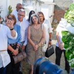Rafael Santos Badía, director general del Infotep, junto a familiares de heroe nacional en ofrenda floral