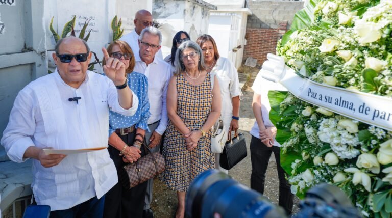 Rafael Santos Badía, director general del Infotep, junto a familiares de heroe nacional en ofrenda floral