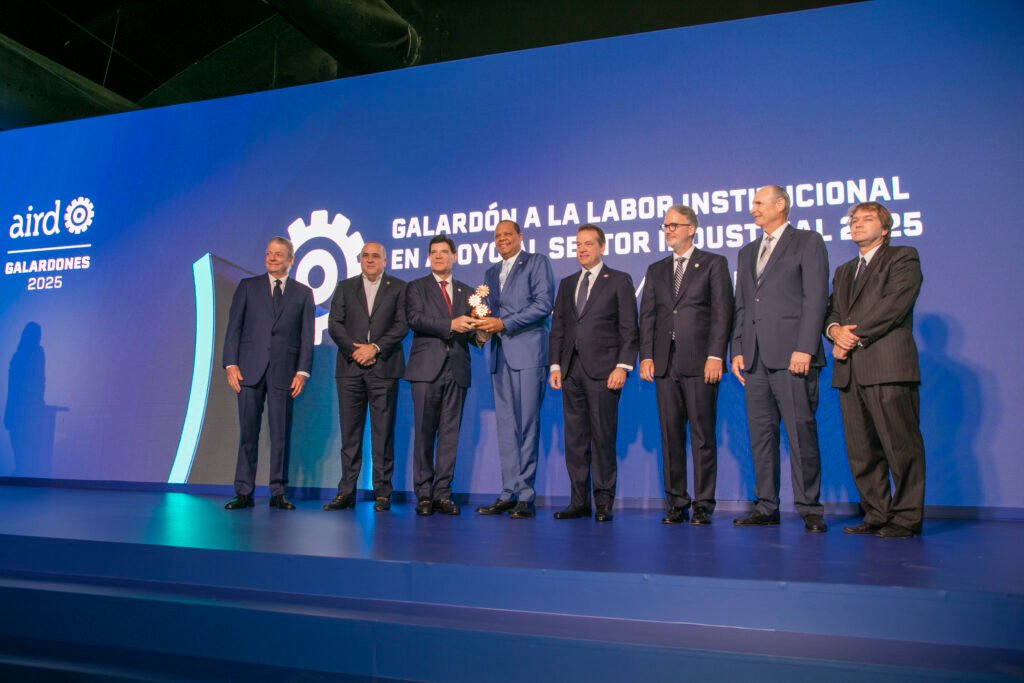(Foto) Momento en el que el director ejecutivo de Pro Consumidor, Eddy Alcántara, recibe galardón.