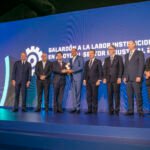 (Foto) Momento en el que el director ejecutivo de Pro Consumidor, Eddy Alcántara, recibe galardón.