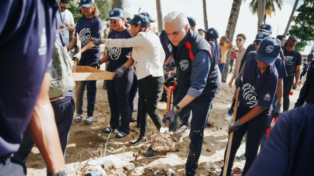 Ministro Luis Miguel De Camps encabeza primera acción formativa de “Agentes al 100” con jornada de limpieza en la playa de Montesinos