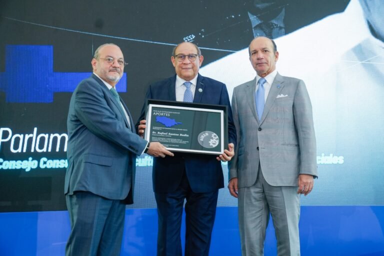 Rafael Santos Badía, director general de Infotep recibe reconocimiento de AIREN