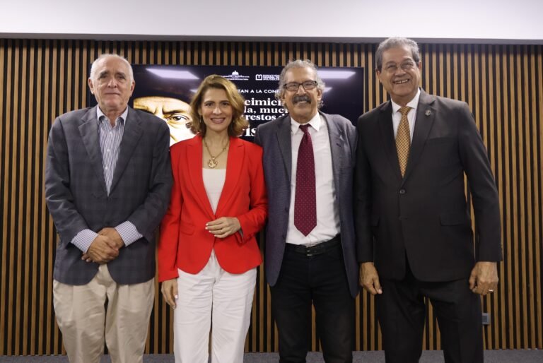 Sócrates Suazo Ruiz, Mónica Gutiérrez, José G. Guerrero Sánchezy Jacinto Pichardo, en la conferencia “Nacimiento, vida, muerte y restos de Cristóbal Colón”.