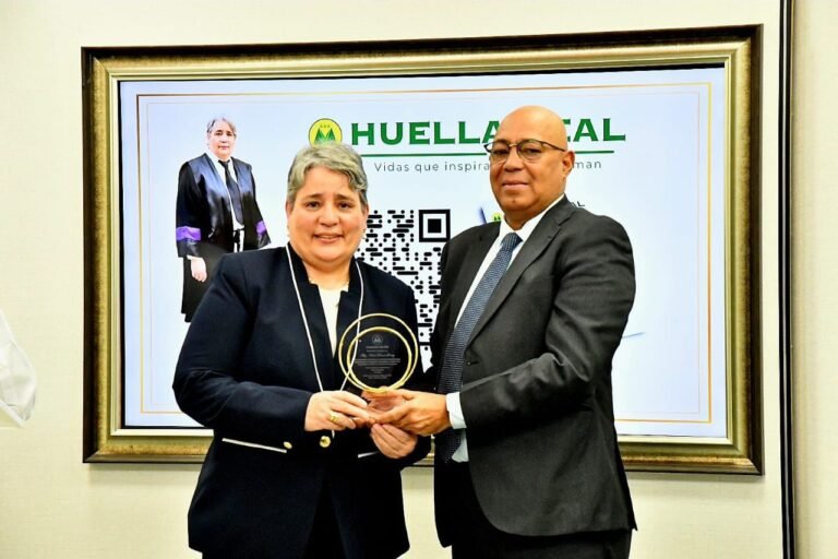 Yanio Concepción, presidente de Cooperativa Vega Real y la magistrada Arelis Ricourt