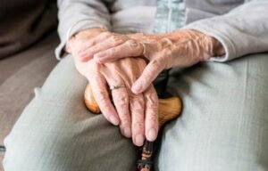 hand-3667032-1920_13615856_20200406190157-focus-0-0-375-240