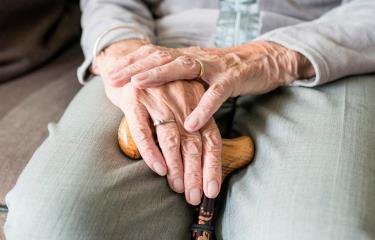 hand-3667032-1920_13615856_20200406190157-focus-0-0-375-240