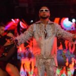 El bachatero Elvis Martínez, durante su actuacion en el concierto Un Camarón en la Arena.