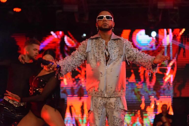 El bachatero Elvis Martínez, durante su actuacion en el concierto Un Camarón en la Arena.