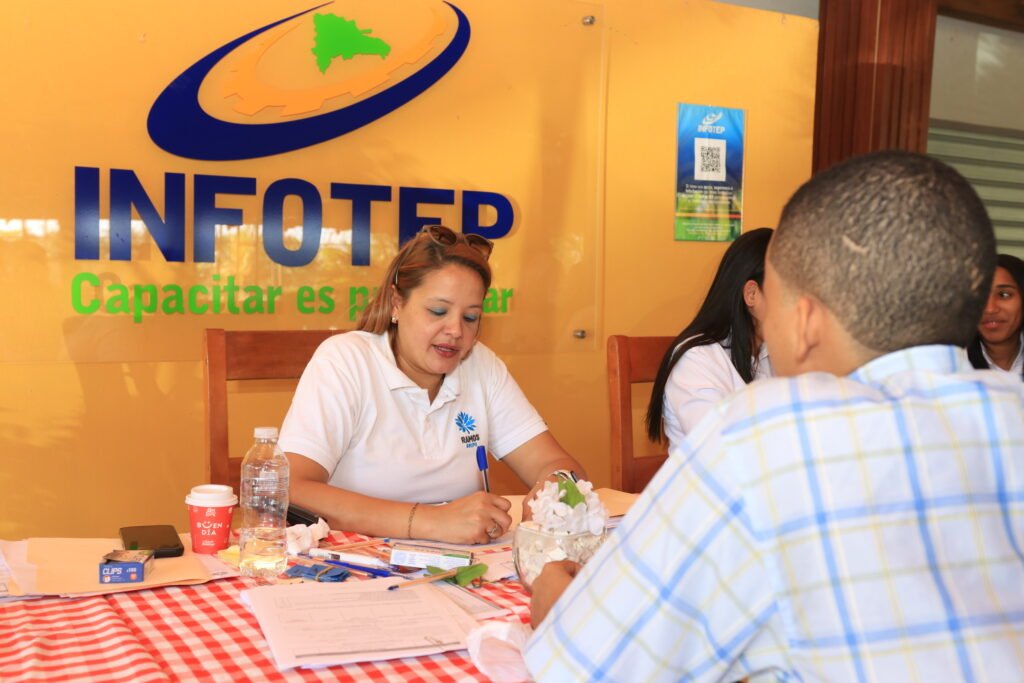 Jornada de empleo de INFOTEP y Grupo Ramos en Salcedo