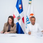 María Gabriela Mabo y Milton Morrison firmando el acuerdo