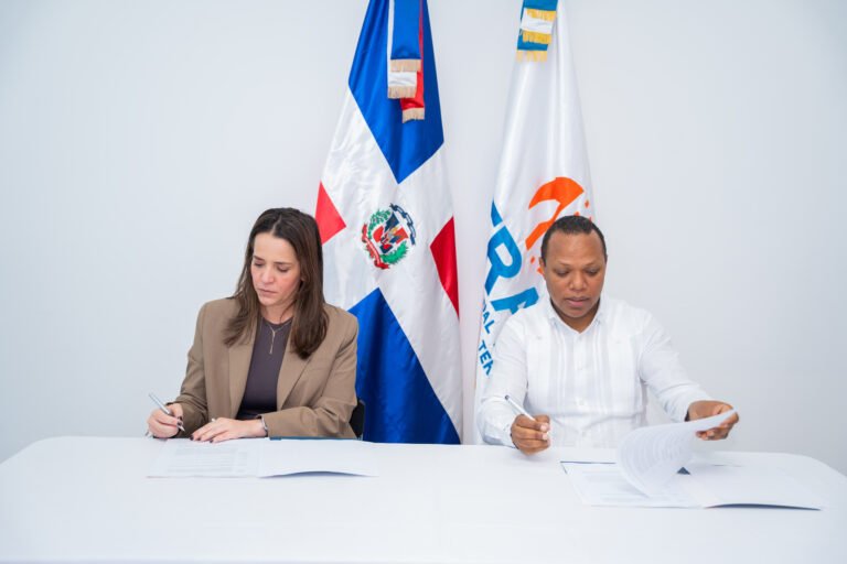 María Gabriela Mabo y Milton Morrison firmando el acuerdo