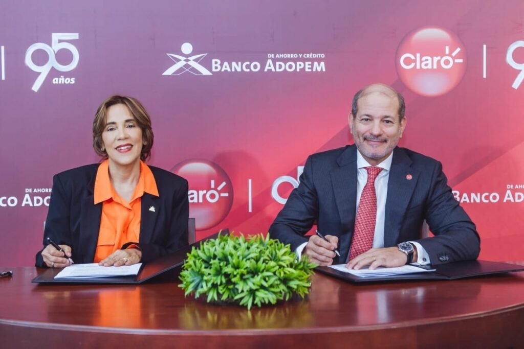 Mercedes Canalda de Beras Goico, presidenta ejecutiva del Banco Adopem y Carlos Cueto, presidente ejecutivo de Claro Dominicana