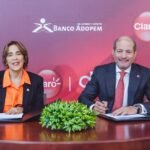 Mercedes Canalda de Beras Goico, presidenta ejecutiva del Banco Adopem y Carlos Cueto, presidente ejecutivo de Claro Dominicana