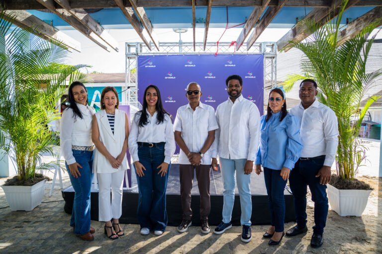 PRINCIPAL Carmen Guerrero, Saschia Siebel, Arlina Peña, Ramón Candelaria, Jheyson Amir García, Rosa Nellys Núñez y Enrique Guzmán